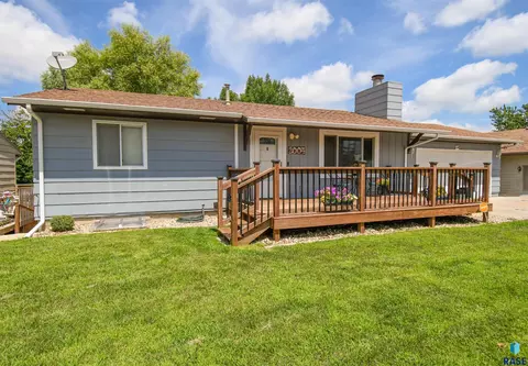 2004 E Madison St, Sioux Falls, SD 57103 photo 3