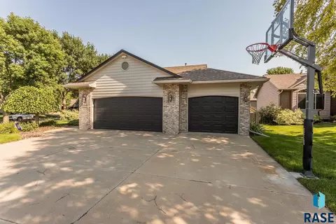 3231 S Grace Ave, Sioux Falls, SD 57103 photo 2