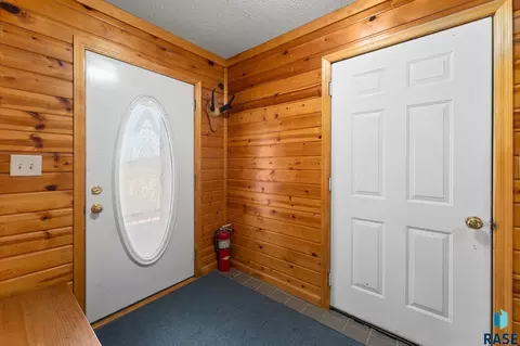 Entry Way - 24269 State 50 Hwy, Chamberlain, SD 57325 photo 1 of 2