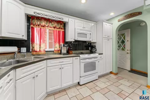 Kitchen - 24269 State 50 Hwy, Chamberlain, SD 57325 photo 1 of 1