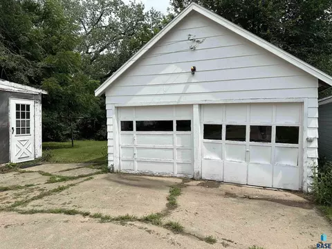 620 N Blanche Ave, Madison, SD 57042 photo 4