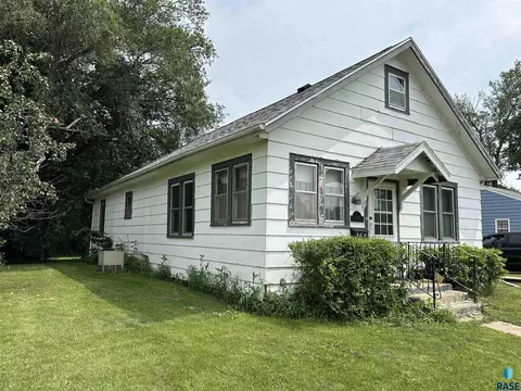 620 N Blanche Ave, Madison, SD 57042 photo 2