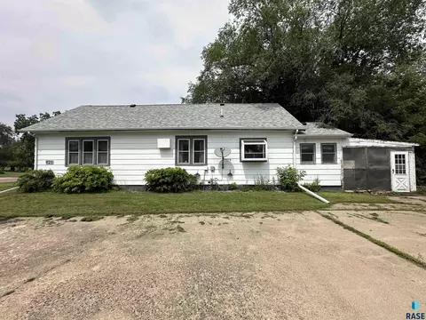 620 N Blanche Ave, Madison, SD 57042 photo 3