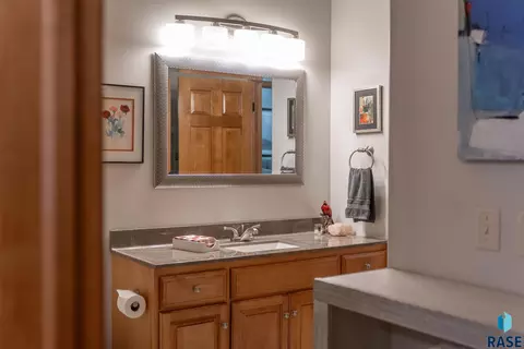 Bath - 722 E 70th Pl #722, Sioux Falls, SD 57108 photo 7 of 10