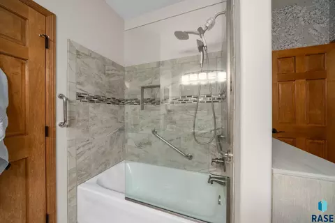 Bath - 722 E 70th Pl #722, Sioux Falls, SD 57108 photo 8 of 10