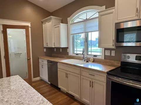 1020 S Dewald St, Freeman, SD 57029 photo 32
