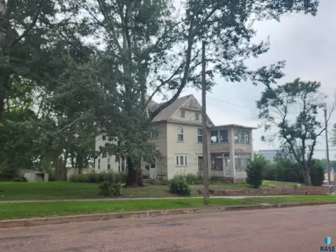 301 E 5th St, Dell Rapids, SD 57022 photo 4