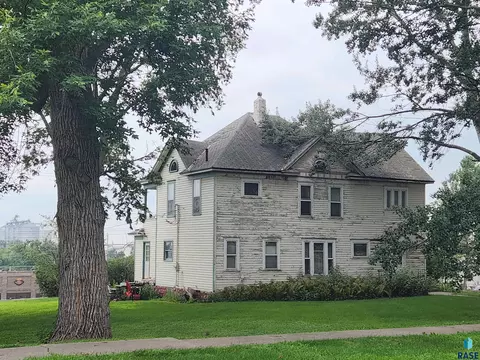 301 E 5th St, Dell Rapids, SD 57022 photo 2
