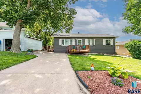 205 E 5th St, Dell Rapids, SD 57022 photo 2