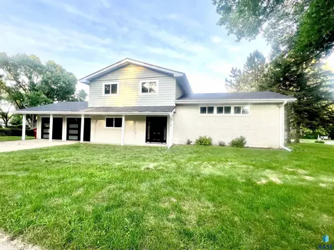 1225 Valleyview Dr, Vermillion, SD 57069
