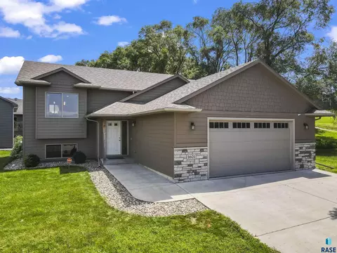 1601 E Tracy Ln, Sioux Falls, SD 57103 photo 2
