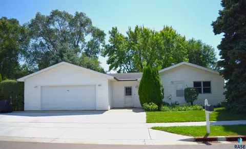 403 W 11th St, Canton, SD 57013