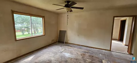 579 W 1st Ave, Parker, SD 57053 photo 3