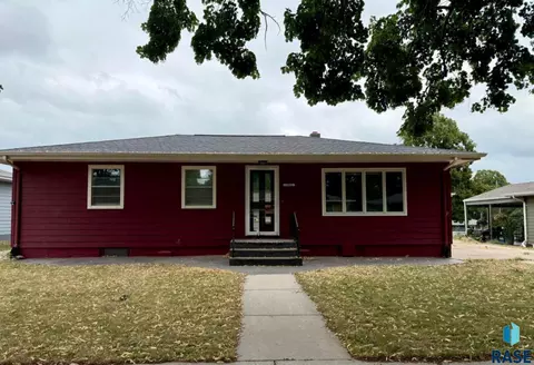 1012 W Birch Ave, Mitchell, SD 57301 photo 1