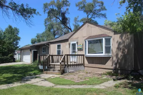 304 E Main St, Woonsocket, SD 57385 photo 2