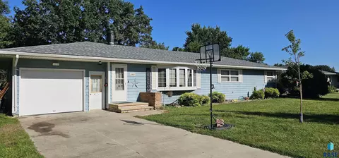 1002 Linden St, Luverne, MN 56156
