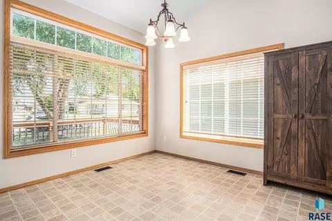 5109 S Carrick Ave, Sioux Falls, SD 57106 photo 8