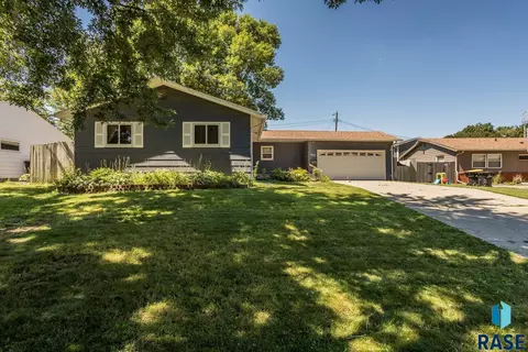 705 S Stephen Ave, Sioux Falls, SD 57103 photo 2