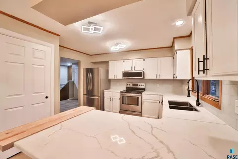 401 E 4th St, Hartford, SD 57033 photo 8