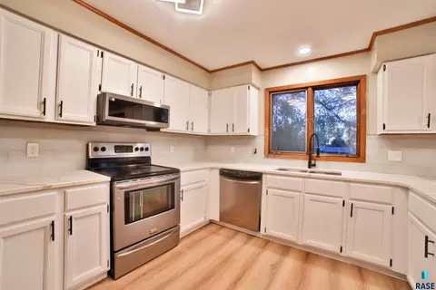 401 E 4th St, Hartford, SD 57033 photo 10