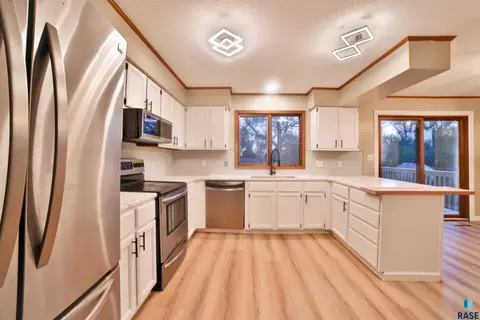 401 E 4th St, Hartford, SD 57033 photo 9