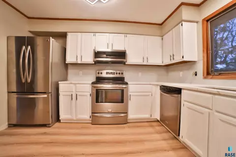 401 E 4th St, Hartford, SD 57033 photo 13