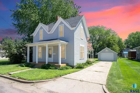 422 S Cedar St, Canton, SD 57013