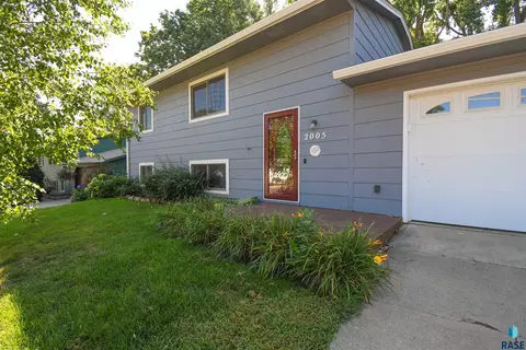 2005 E Tracy Ln, Sioux Falls, SD 57103 photo 3