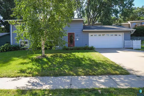 2005 E Tracy Ln, Sioux Falls, SD 57103 photo 2