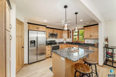 501 E Lotta St, Sioux Falls, SD 57105 photo 4