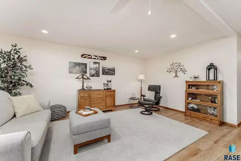 501 E Lotta St, Sioux Falls, SD 57105 photo 9