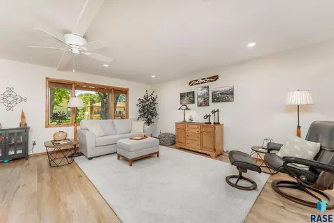 501 E Lotta St, Sioux Falls, SD 57105 photo 8