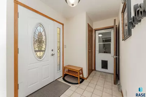 501 E Lotta St, Sioux Falls, SD 57105 photo 3
