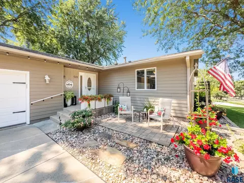501 E Lotta St, Sioux Falls, SD 57105 photo 2