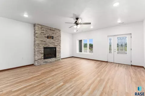 Living - 963 Thomas Dr, Centerville, SD 57014 photo 1 of 6