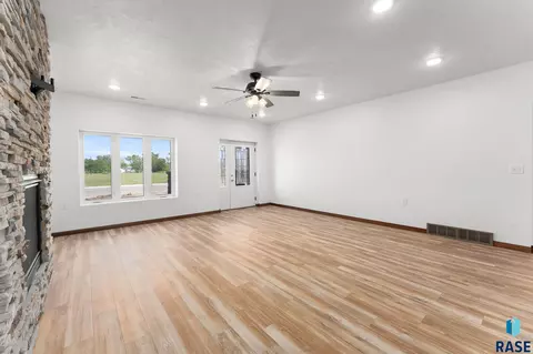Living - 963 Thomas Dr, Centerville, SD 57014 photo 5 of 6