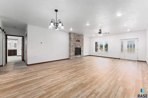 Living - 963 Thomas Dr, Centerville, SD 57014 photo 2 of 6