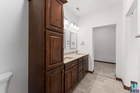 Bath - 963 Thomas Dr, Centerville, SD 57014 photo 4 of 5