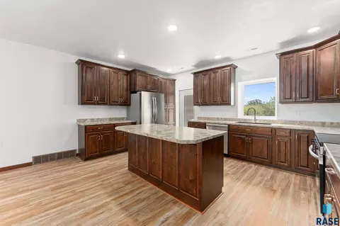 Kitchen - 963 Thomas Dr, Centerville, SD 57014 photo 6 of 7