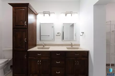 Bath - 963 Thomas Dr, Centerville, SD 57014 photo 3 of 5