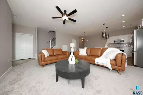 2427 E Caolinn Pl, Brandon, SD 57005 photo 3