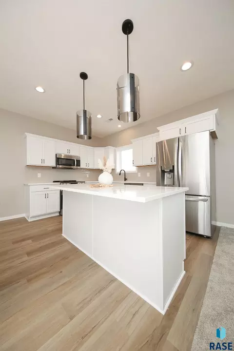 2427 E Caolinn Pl, Brandon, SD 57005 photo 9
