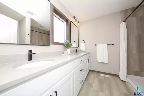 2427 E Caolinn Pl, Brandon, SD 57005 photo 10