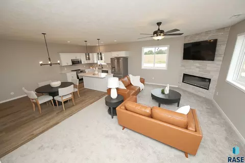 2427 E Caolinn Pl, Brandon, SD 57005 photo 4