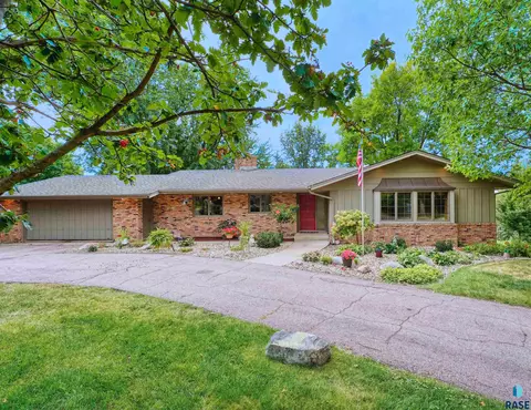 1609 Edgewood Rd, Sioux Falls, SD 57103 photo 1