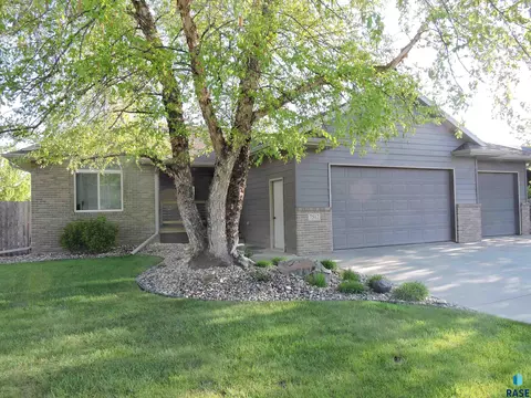7512 W Stoney Creek St, Sioux Falls, SD 57106