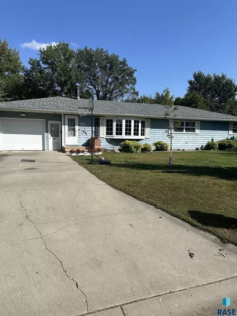 1002 N Linden St, Luverne, MN 56156