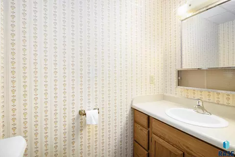 Bath - 912 Jennifer St, Madison, SD 57042 photo 3 of 3