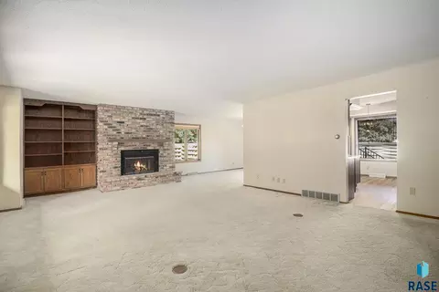 Living - 912 Jennifer St, Madison, SD 57042 photo 1 of 3