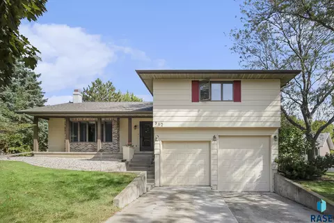912 Jennifer St, Madison, SD 57042